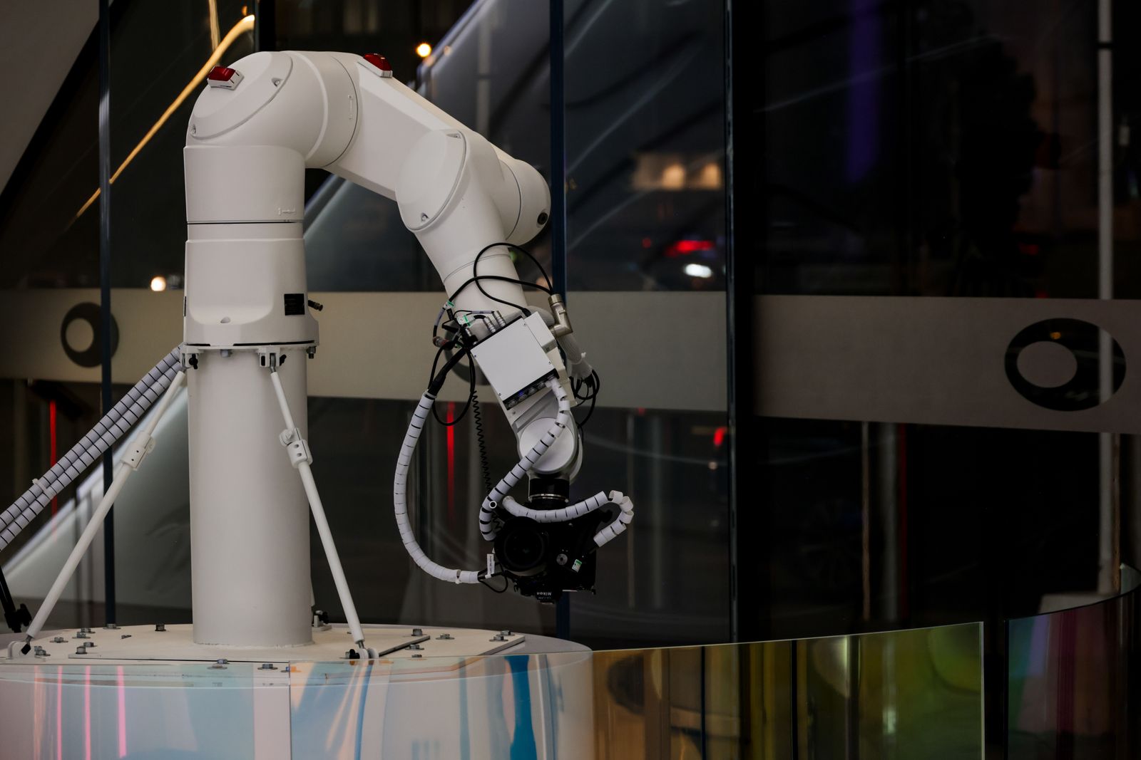 Modern bir üretim tesisinde çalışan beyaz robot kol