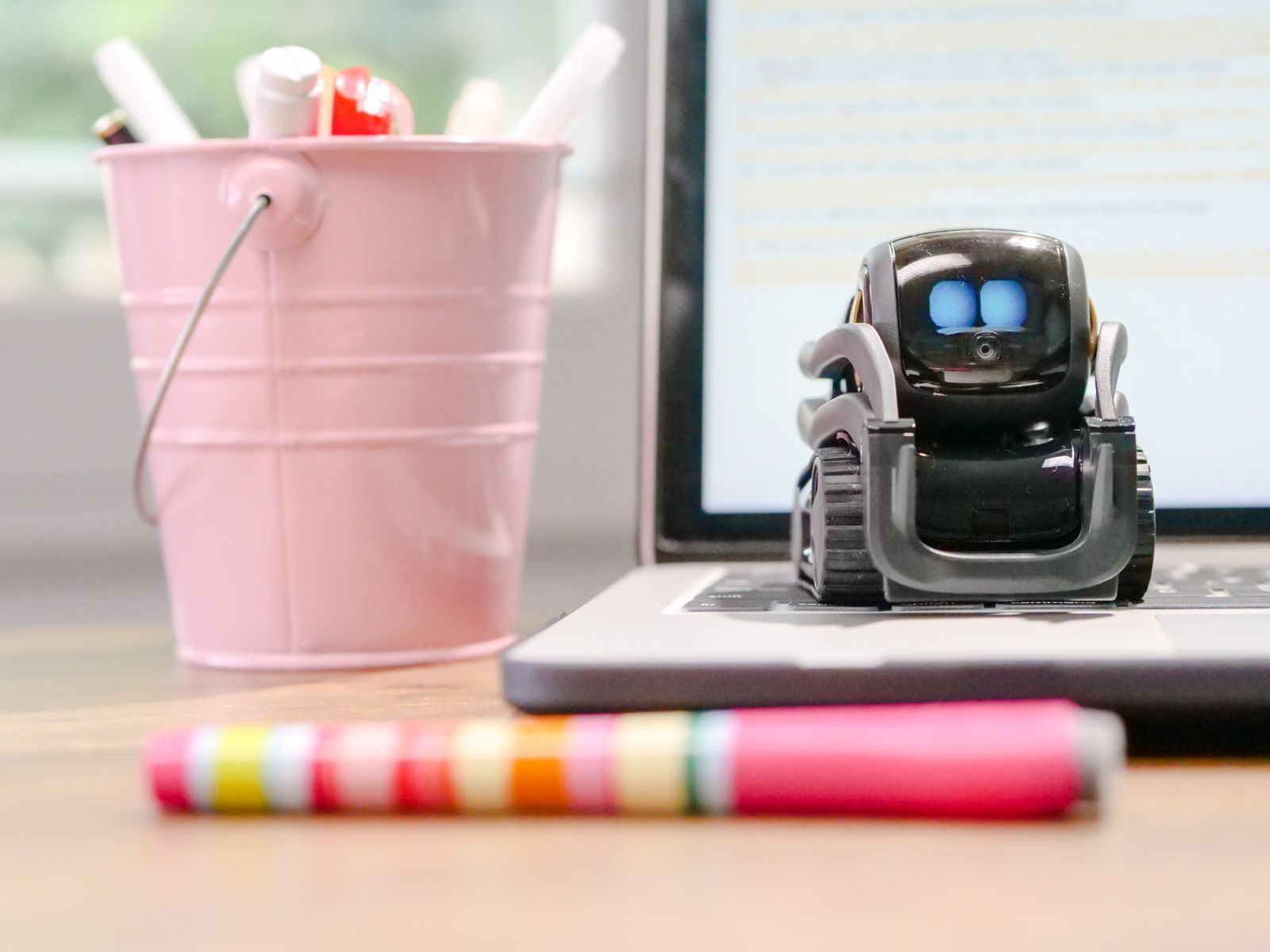 Klavye üzerinde duran küçük robot: yapay zeka ajanı bilgisayarda kendi başına görev yürütüyor