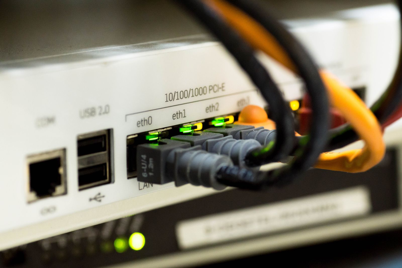 Ağ anahtarına takılı ethernet kablolarının yakın çekimi