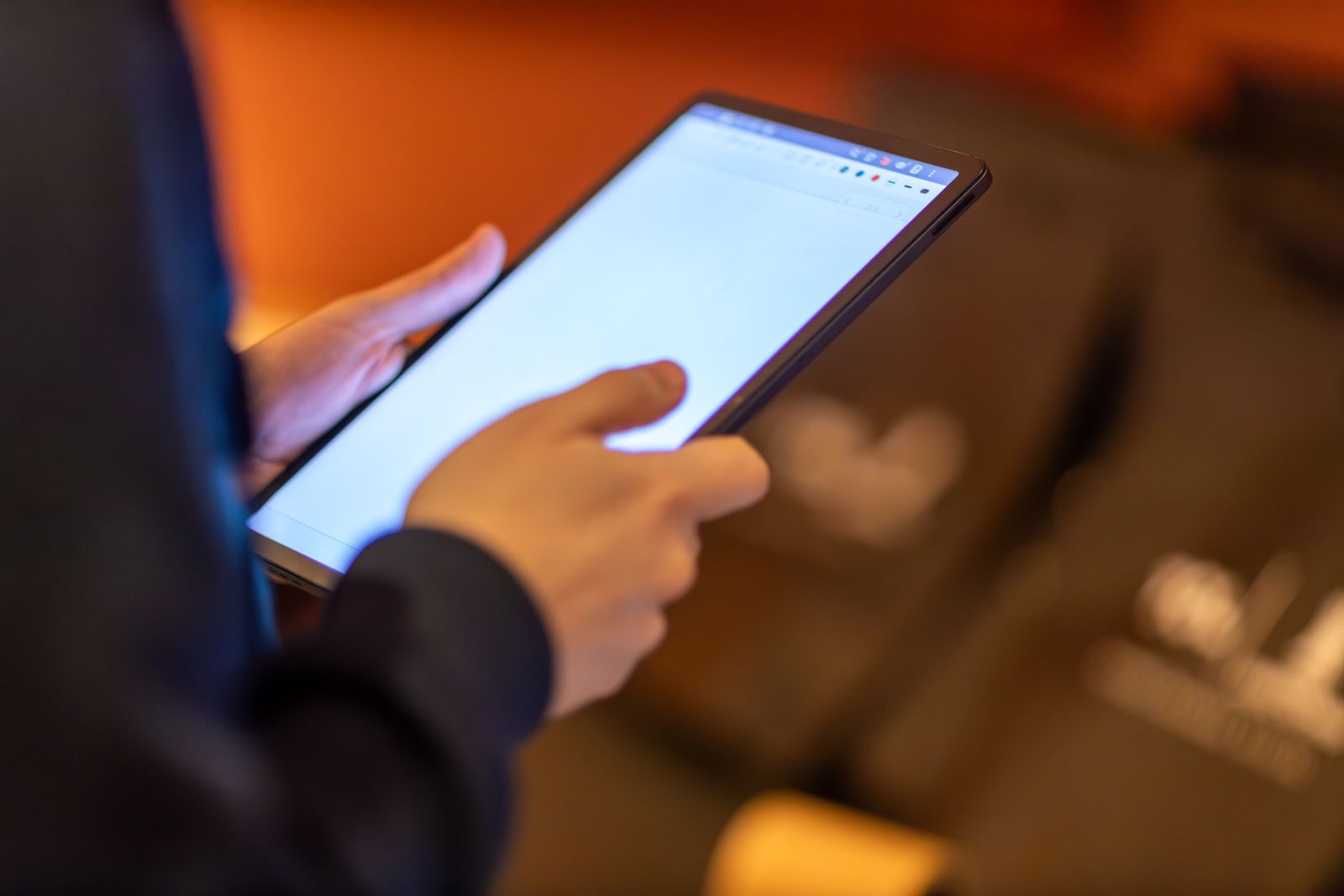 Evde tabletle internete bağlanan bir kullanıcı