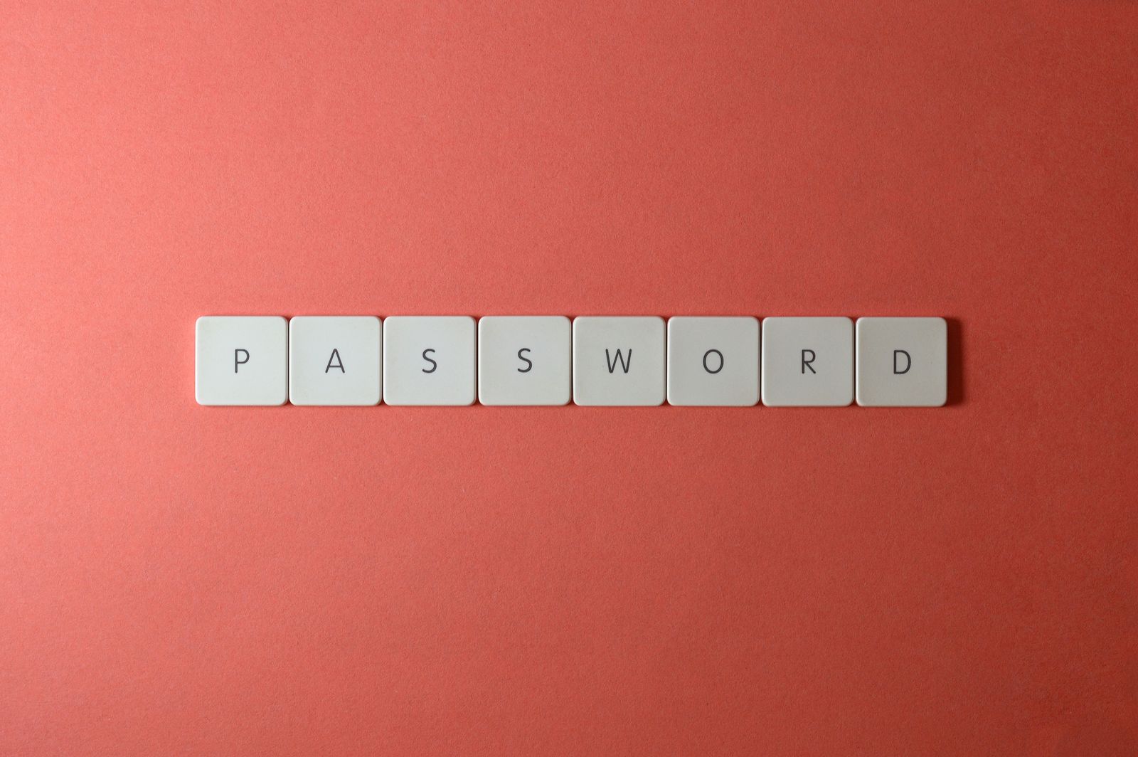 Klavye tuşlarıyla yazılmış PASSWORD kelimesi: güçlü parola oluşturmanın önemi