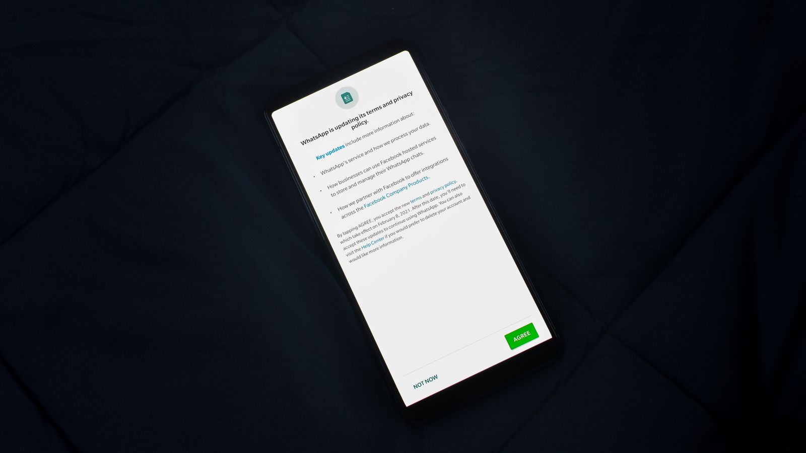 Telefon ekranında görünen gizlilik politikası güncellemesi bildirimi