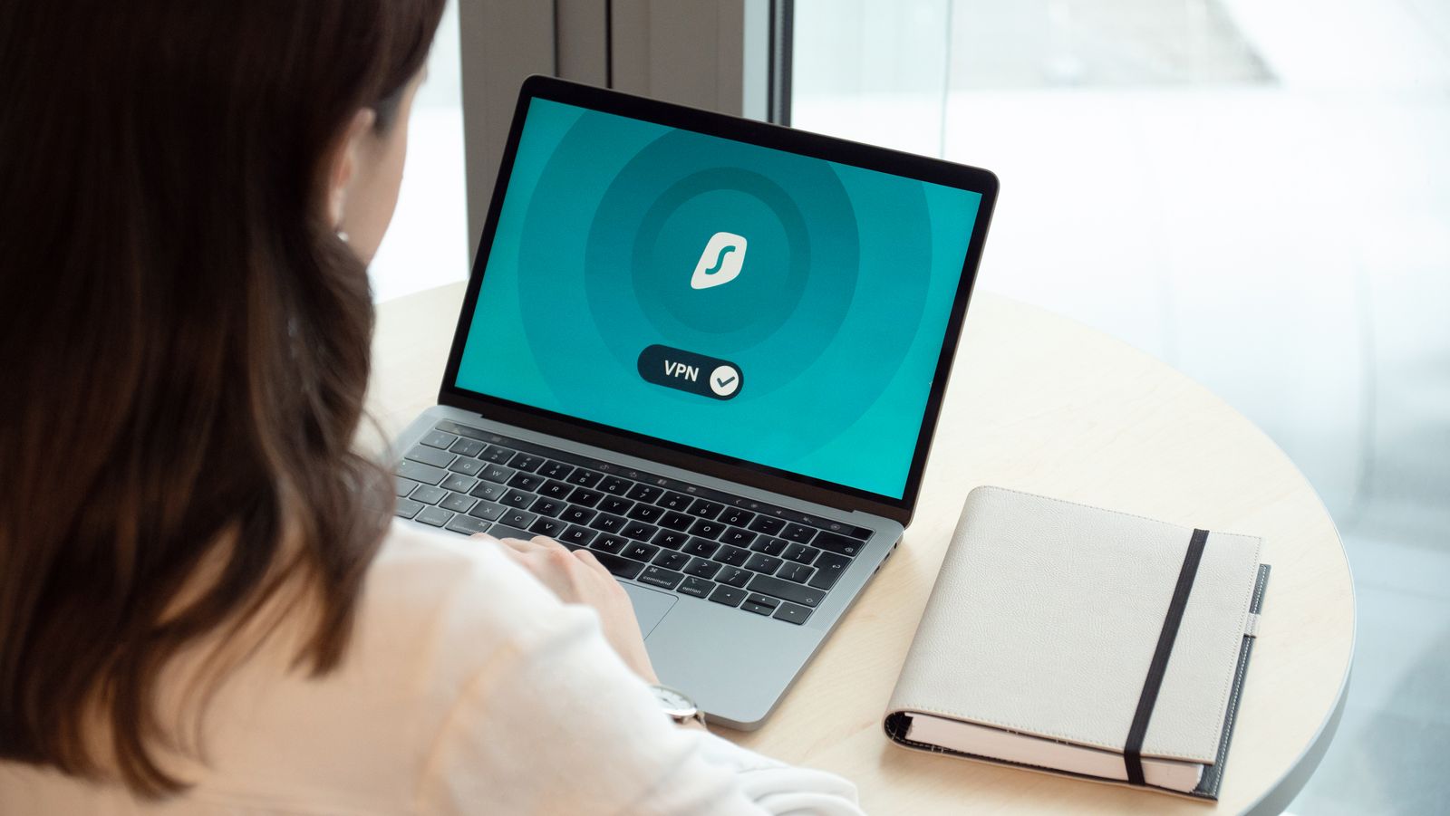 Dizüstü bilgisayarda VPN bağlantısı kuran bir kullanıcı