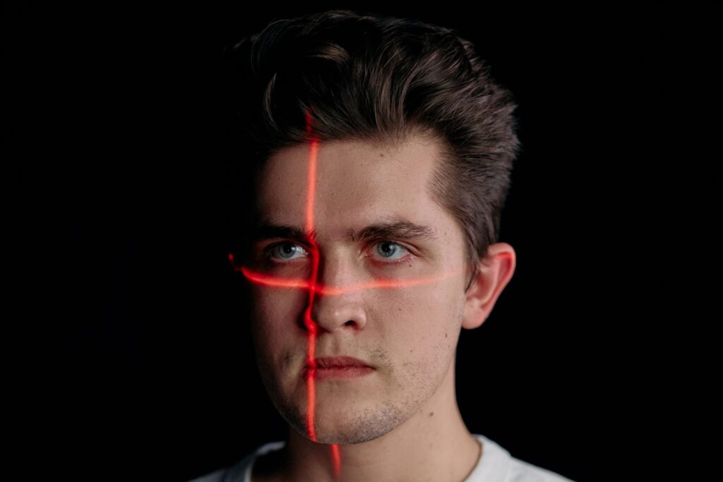 Yüzü lazerle taranan genç adam - deepfake video tespiti