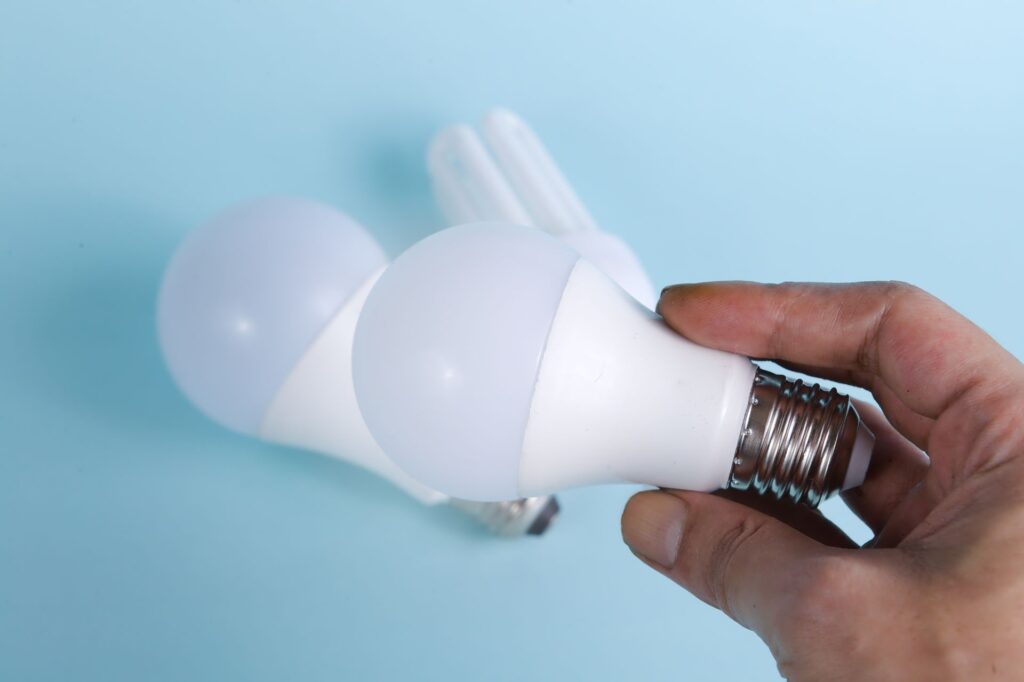 Elde tutulan LED ampul - aydınlatmada elektrik tasarrufu