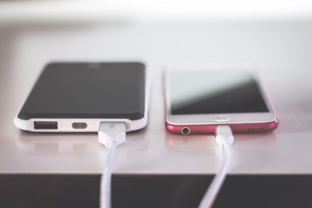 Kabloyla şarj edilen iki akıllı telefon - doğru pil şarj alışkanlıkları