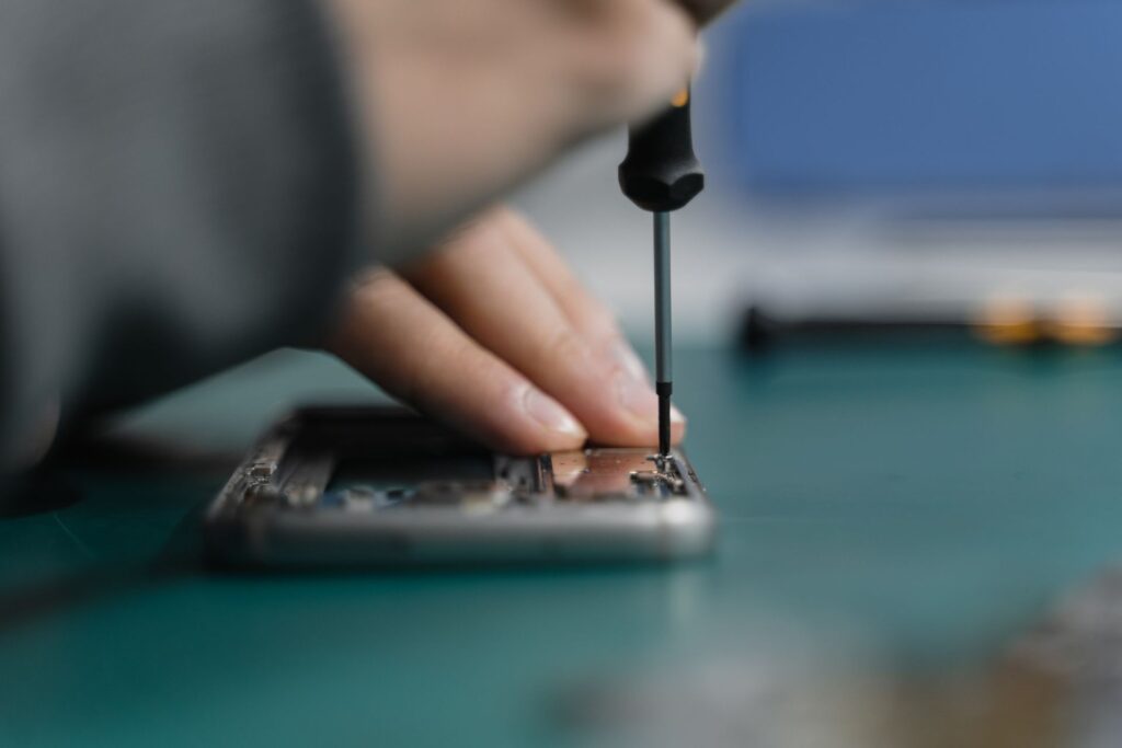 Tornavidayla açılan akıllı telefon - teknik serviste pil değişimi