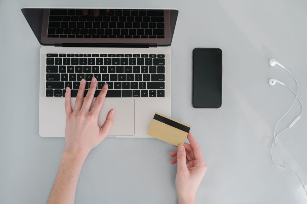 Tik Tak Bilgi - Laptop, telefon ve banka kartıyla online alışveriş yapılan çalışma masası