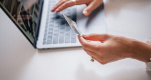 Tik Tak Bilgi - Online alışveriş dolandırıcılığına karşı laptop ve kredi kartıyla dikkatli alışveriş