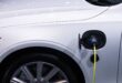 Tik Tak Bilgi - Şarj kablosu takılı beyaz elektrikli araç