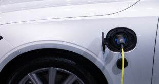 Tik Tak Bilgi - Şarj kablosu takılı beyaz elektrikli araç