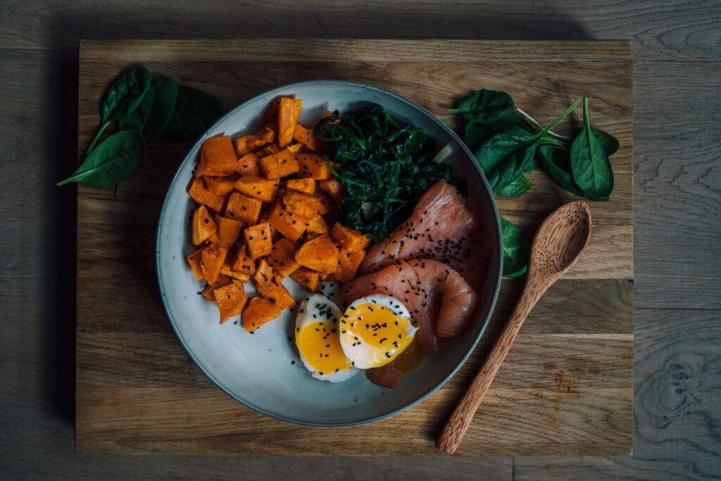 Tik Tak Bilgi - Somon, haşlanmış yumurta ve sebzelerden oluşan D vitamini kaynağı tabak